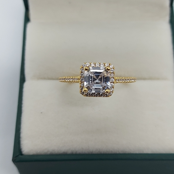 925 Sterling Silver Halo Ring Decorated with CZ Simulated Diamonds - Picture 5 of 10